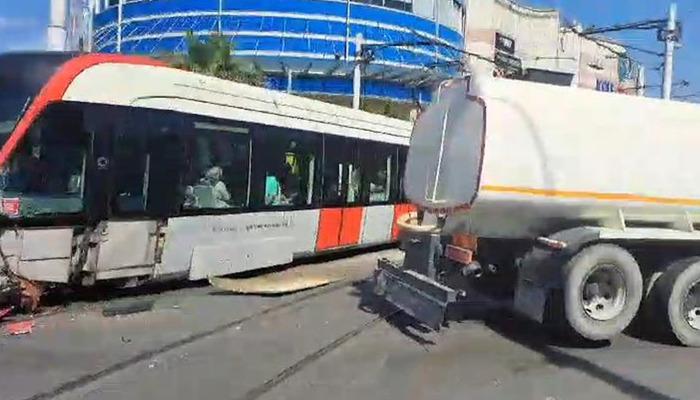 İstanbul’da otomobil tramvaya çarptı!