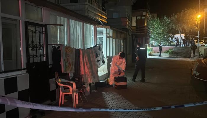 Yer: Büyükçekmece! 18 suçtan aranan şüpheli, evine koşan polis ekiplerine ateş açtıktan sonra intihar etti.