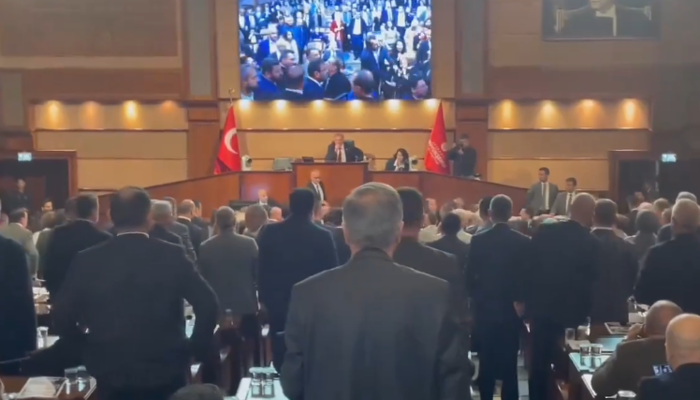 İstanbul Büyükşehir Belediye Meclisi’ndeki LGBT tartışması ortalığı karıştırdı! AK Parti ile CHP’liler birbirlerine saldırdı