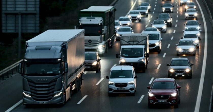 Yağmur nedeniyle İstanbul'da trafik sıkışıklığı yaşanıyor
