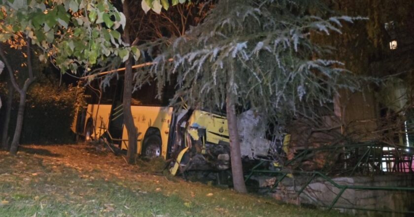 İETT otobüsü park halindeki hafriyat kamyonuna çarptı