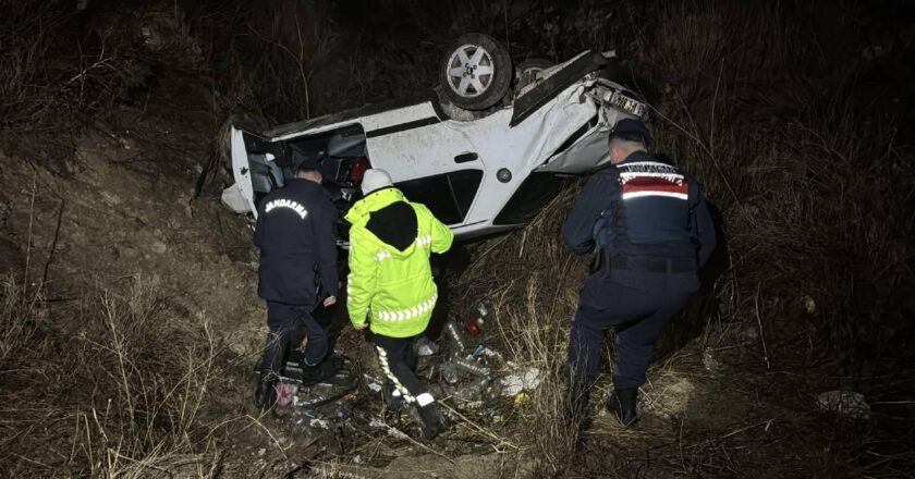 Kütahya'da hendeğe devrilen otomobilde 2 kişi ağır yaralandı.