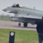 Kuşa çarpan Eurofighter Typhoon savaş uçağının pilotu, kanopiyi fırlatarak acil iniş yaptı.