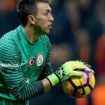 “Korkunç oynuyoruz, biz değiliz!” Muslera takım arkadaşlarını devre arasında fırçaladı, Galatasaray ikinci yarıya döndü