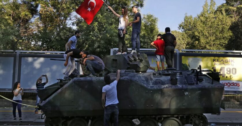 15 Temmuz darbe girişimiyle ilişkili olduğu iddiasıyla 61 muvazzaf asker tutuklandı