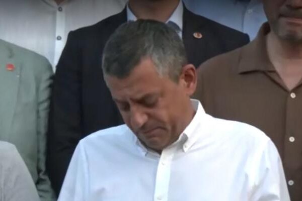 CHP Genel Başkanı Özel’den Ferdi Zeyrek’in vefatının ardından açıklama! Gözyaşlarını tutamadı: “Bambaşka bir insanı kaybettik”