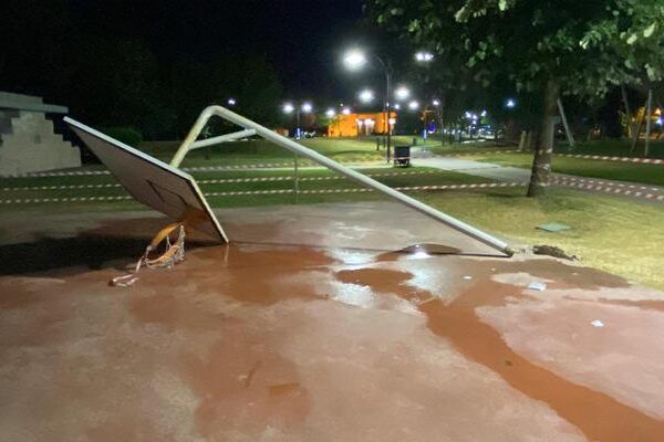 Parkta korku dolu anlar! Pota devrildi, 17 yaşındaki genç yaralandı: “Defalarca bildirdik ama müdahale yapılmadı”