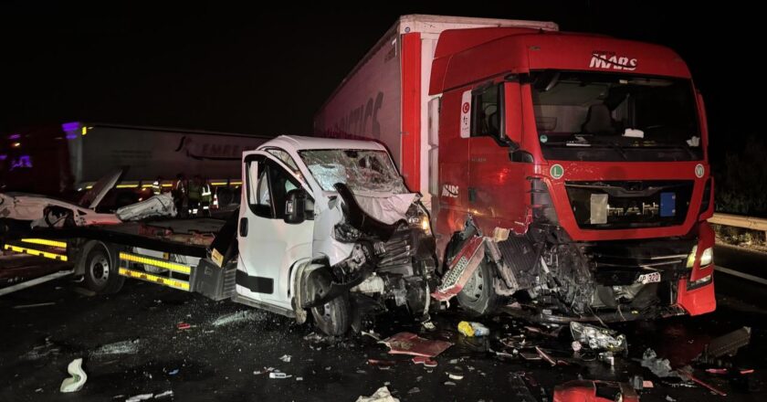 Adana’da zincirleme trafik kazası: 8 kişi yaralandı