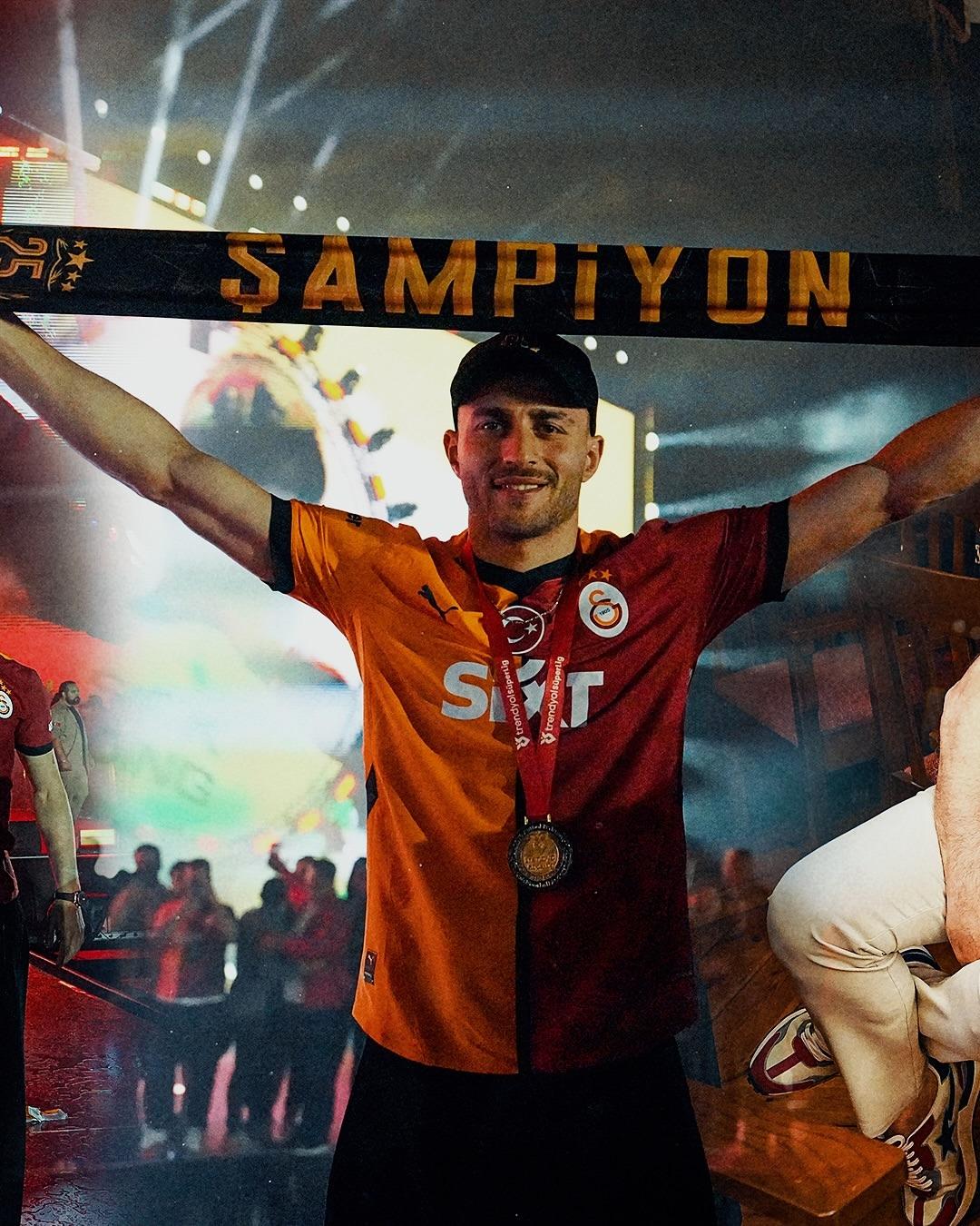 Galatasaray'ın yıldız oyuncusu Baraş Alper Yulmaz, Suudi Arabistan Neoom'dan bir ekip üçüncü teklife ulaştı! Neom her yıl Baraş'ta 10 milyon avro teklif etti ... 2