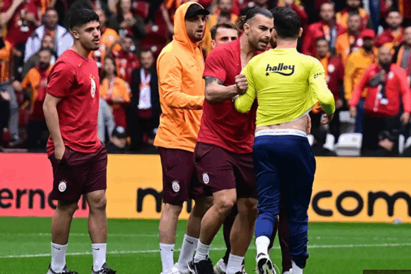 Derbide birbirlerine girmişlerdi! Kerem Aktürkoğlu’na kavgalı olduğu Mert Hakan’dan telefon…