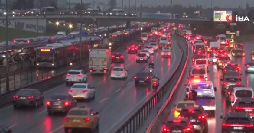 İstanbul’da yağmur trafiği durma noktasına getirdi, yoğunluk yüzde 90’a ulaştı