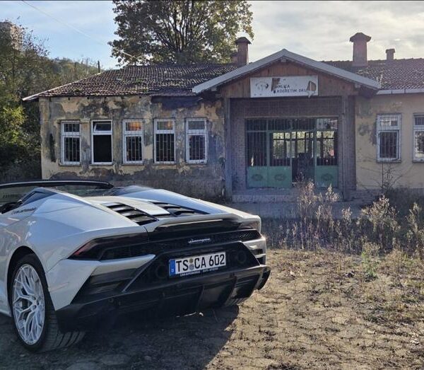 Lamborghini ile köyde, ninesi direksiyon başında!