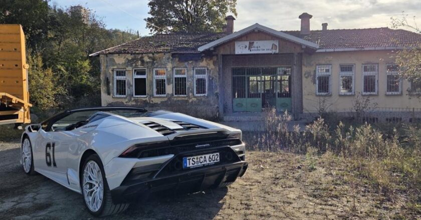 Lamborghini ile köyde, ninesi direksiyon başında!
