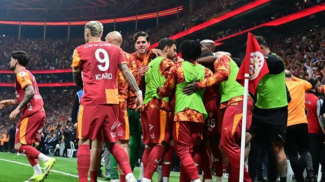 Galatasaray yaptığı paylaşımı apar topar sildi! Kimse anlam veremedi