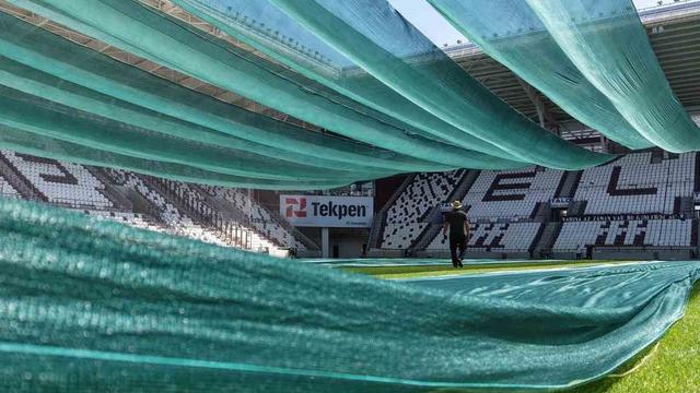 Elazığ’da kavurucu sıcaklarda statlardaki çimlere fanlı ve perdeli koruma