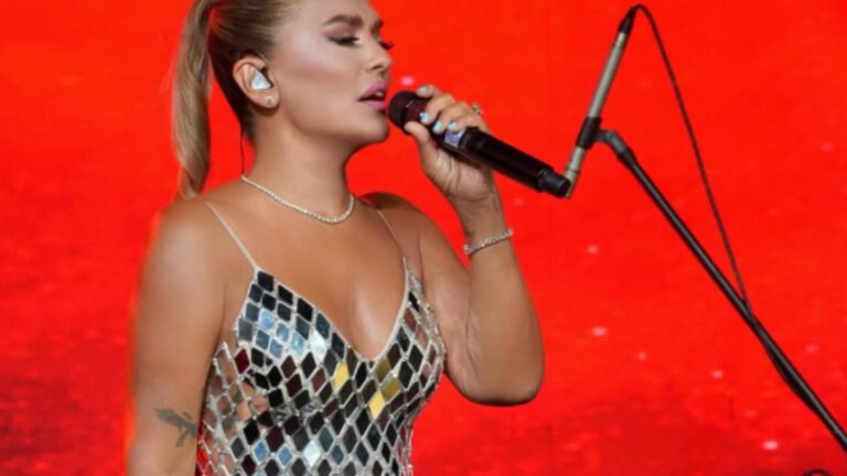 Demet Akalın bikinisini giyip fiziğini sergiledi! Karın kasları olay oldu